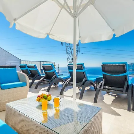 Sleeps 9 With Pool Air Con And Wifi فيلة *