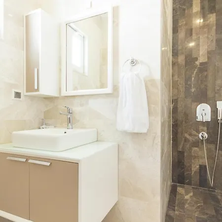 Sleeps 9 With Pool Air Con And Wifi فيلة