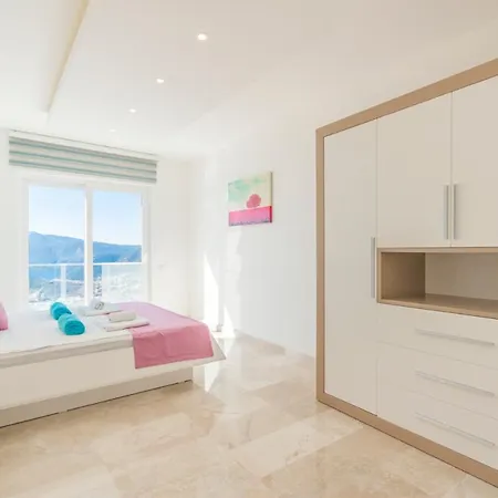 فيلة Sleeps 9 With Pool Air Con And Wifi